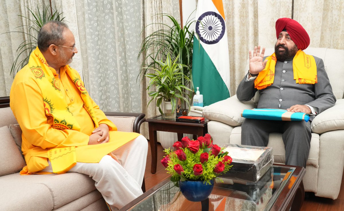Dr. Chinmay Pandya (@drchinmayp) on Twitter photo राजभवन, देहरादून में उत्तराखंड के माननीय राज्यपाल <a href="/LtGenGurmit/">LT GEN GURMIT SINGH, PVSM, UYSM, AVSM, VSM (Retd)</a> जी से शिष्टाचार भेंट का सौभाग्य प्राप्त हुआ।
पूज्य गुरुदेव के साहित्य भेंट के साथ देव संस्कृति विश्वविद्यालय के शैक्षणिक प्रयासों, युग निर्माण आंदोलन एवं नैतिक चेतना से जुड़े विषयों पर सारगर्भित संवाद हुआ। राजभवन, देहरादून में उत्तराखंड के माननीय राज्यपाल <a href="/LtGenGurmit/">LT GEN GURMIT SINGH, PVSM, UYSM, AVSM, VSM (Retd)</a> जी से शिष्टाचार भेंट का सौभाग्य प्राप्त हुआ।
पूज्य गुरुदेव के साहित्य भेंट के साथ देव संस्कृति विश्वविद्यालय के शैक्षणिक प्रयासों, युग निर्माण आंदोलन एवं नैतिक चेतना से जुड़े विषयों पर सारगर्भित संवाद हुआ।