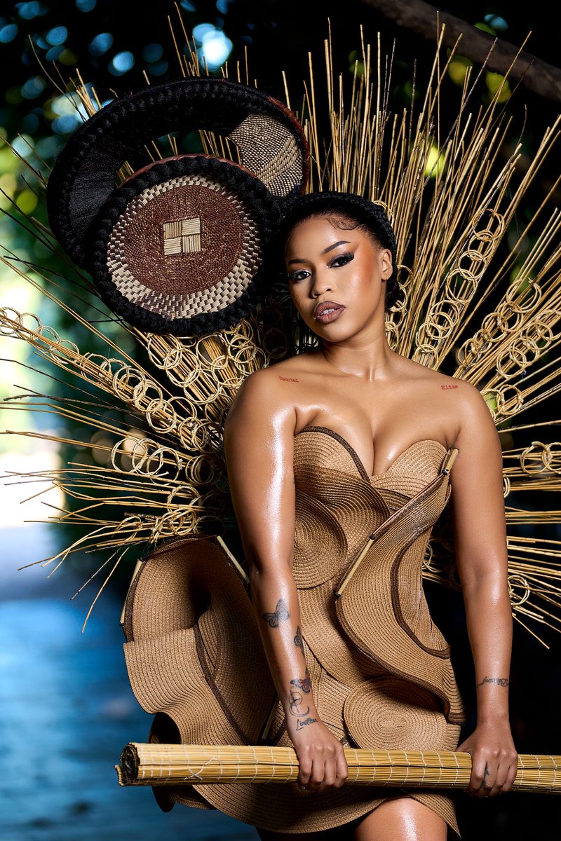 neythebae_sa's tweet image. She Marvels 👑…
her heritage , her rich culture & surrounding - all woven together to create a master piece fit for a Zulu Goddess.
Dress: @xviii_victorian 👸🏽
Headpiece: @your_trimmings_by_da
Makeup: @iamnombuso
Hair styling @bridal_bynodi
Shot by : @hue_creative_artists