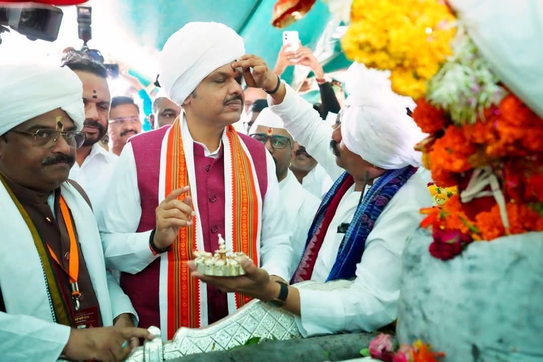 Prakash Gade (@prakashgade13) on Twitter photo यावर्षीची पांडुरंगाची वारी ऐतिहासिक ठरत आहे.....🚩
25 लाख पेक्षा जास्त वारकऱ्यांचा वारीत सहभाग! जर मन स्वच्छ असेल साक्षात पांडुरंग तुम्हाला बोलवेल. 5 वर्षांनंतर आषाढी एकादशीची महापूजा मुख्यमंत्री <a href="/Dev_Fadnavis/">Devendra Fadnavis</a> जी करणार आहेत.
ज्यांच्या नियतीत खोट होता, कोविड निम्मित मात्र झाला यावर्षीची पांडुरंगाची वारी ऐतिहासिक ठरत आहे.....🚩
25 लाख पेक्षा जास्त वारकऱ्यांचा वारीत सहभाग! जर मन स्वच्छ असेल साक्षात पांडुरंग तुम्हाला बोलवेल. 5 वर्षांनंतर आषाढी एकादशीची महापूजा मुख्यमंत्री <a href="/Dev_Fadnavis/">Devendra Fadnavis</a> जी करणार आहेत.
ज्यांच्या नियतीत खोट होता, कोविड निम्मित मात्र झाला