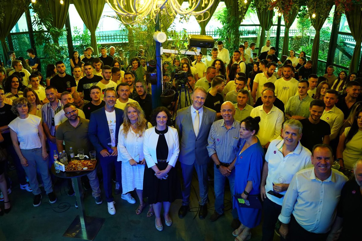 Artane_R's tweet image. ✅️Over 2,500 graduates, of which 43% women, certified in AI, big data analytics, cyber security, etc.
✅️45 🇽🇰 ICT companies participated in 7 B2B meetings.
This week we celebrated the completion of the "ICT for Kosovo's Growth" project, funded by @EUKosovo. Thank you!