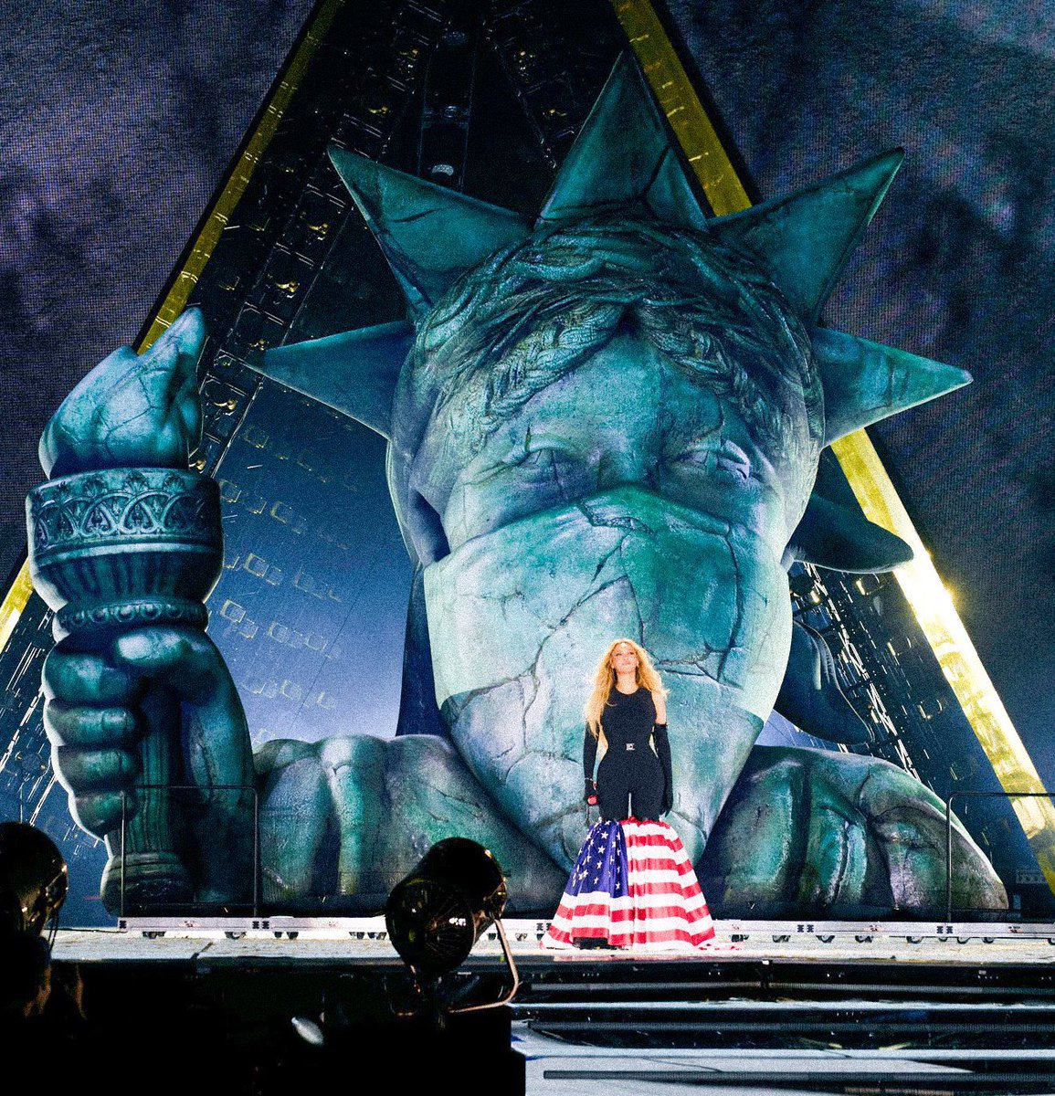 isashapink's tweet image. colocou o look pra cantar a música que questiona onde está a liberdade e critica as autoridades enquanto no telão passa a bandeira dos EUA rasgada e ainda apresenta estátua da liberdade censurada criticando o governo Trump

NENHUMA básica atual tem coragem de se arriscar como ela