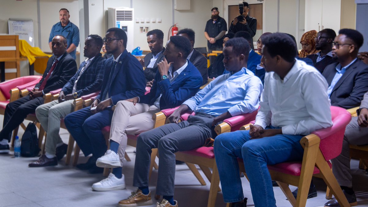 ACMogadishu's tweet image. Happy U.S. Independence Day! 🇺🇸 🤝🇸🇴 We were honored to celebrate this historic day by welcoming alumni of U.S. Embassy-supported exchange programs. We're proud to play a role in fostering mutual understanding and empowering the next generation of Somali leaders. #ACMogadishu