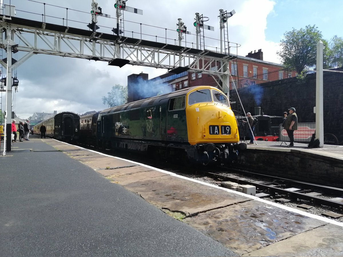 SteelCityDog_'s tweet image. And after 6 years of working at it, I've finally got a complete set.

Western Hydraulics ✅

D7076 is a red pen 🖋️ 6 years after I had D832 "Onslaught" (2019 ELR diesel) and 1 year after having D1015 "Western Champion" (2024 KWVR)

#Class35 #Class42 #Class52 #WesternHydraulics