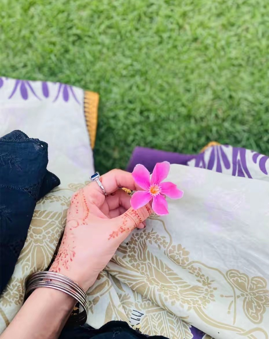 د زنده ګۍ ســــــره رشته بدلـــــــوم
وخته ستا هـــــــــــره فېصــله بدلوم

له دې شکمن ښاره مــــې وېره کيږي
اوس چې په لاره ځم کـوڅه بــدلوم

مازيګـــــر نه شمــه نشــه بـــدلــــوم
نوره د ميـنـــــې طــــــــريـقه بـدلوم

دې پېښــور کې په يوکور کې اوسم
سهـــر ځنځير ، ماښام