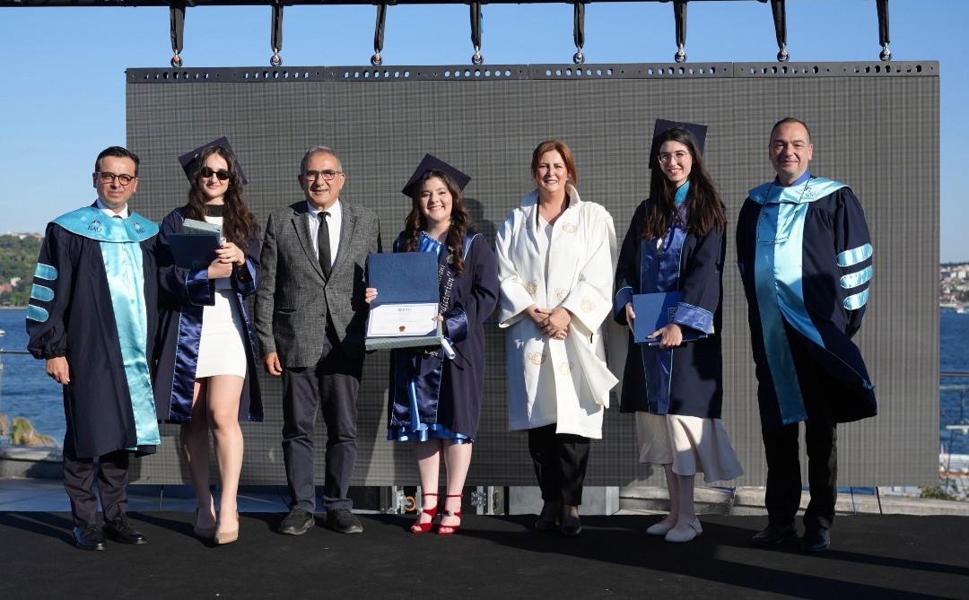 TIPBAU's tweet photo. 🎓 Bahçeşehir Üniversitesi Tıp Fakültesi 6. sınıf öğrencileri, 4 Temmuz 2025 Cuma günü düzenlenen Hekimlik Andı Töreni ile mezuniyetlerini taçlandırdı.
Bu ant, sadece bir mezuniyet değil; insana adanmış bir hayat…
#HekimlikAndı #BAUTIP #Mezuniyet2025 https://t.co/ZJ25zhNb5I