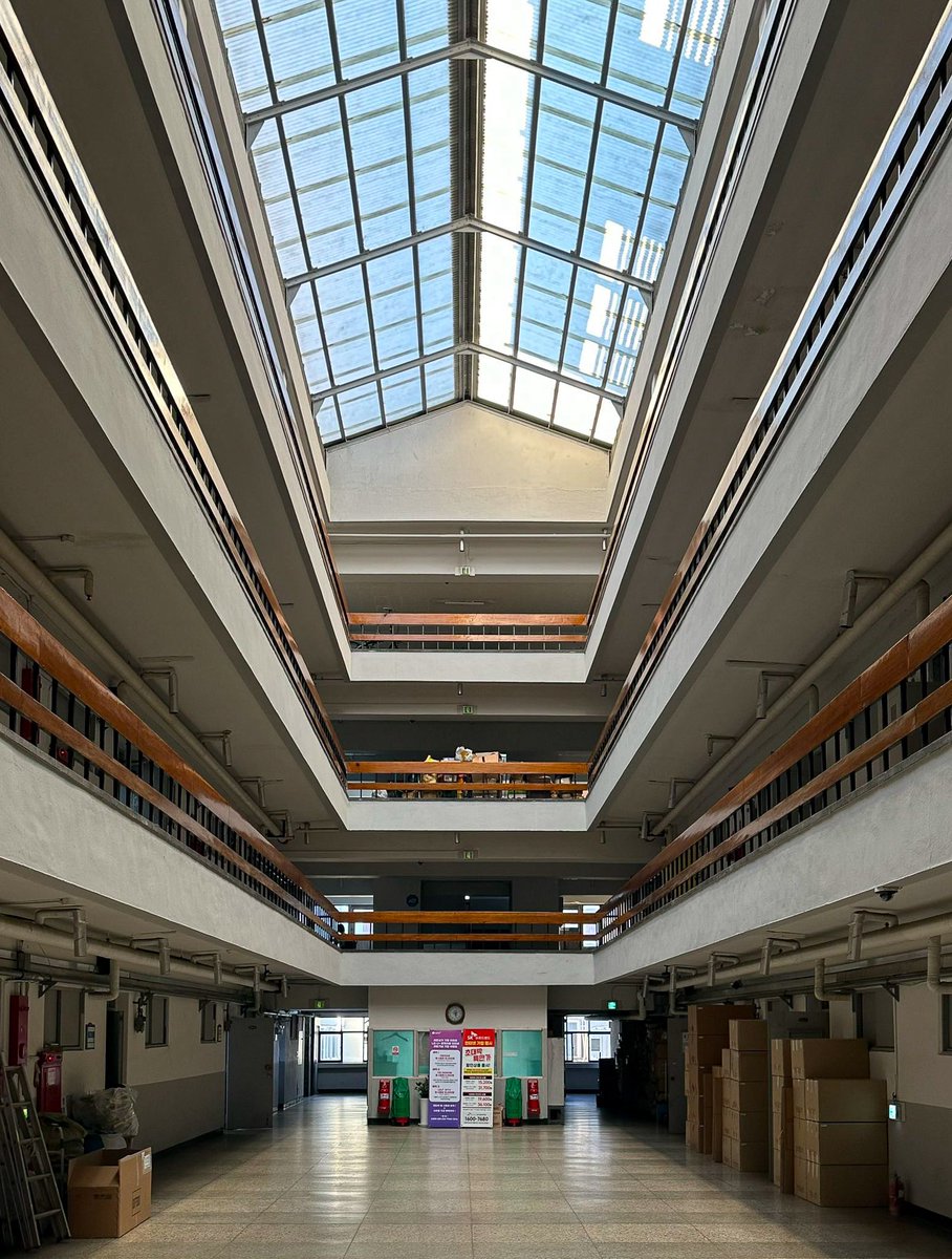 Here’s something you might not know: In 1968, South Korean lawmakers set up shop in  Sewoon Sangga. The National Assembly leased 180 units in the complex for 99 million won, furnishing each with luxury furniture, private phone lines, and secretaries paid 11,200 won per month.