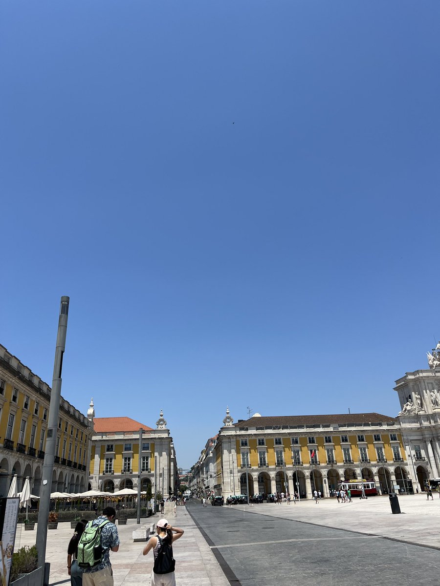 Waarom nemen ze in Lissabon nou niet even de moeite om wat chemtrails te trekken. Zo flauw. Je zou haast denken dat er opzet in het spel is.