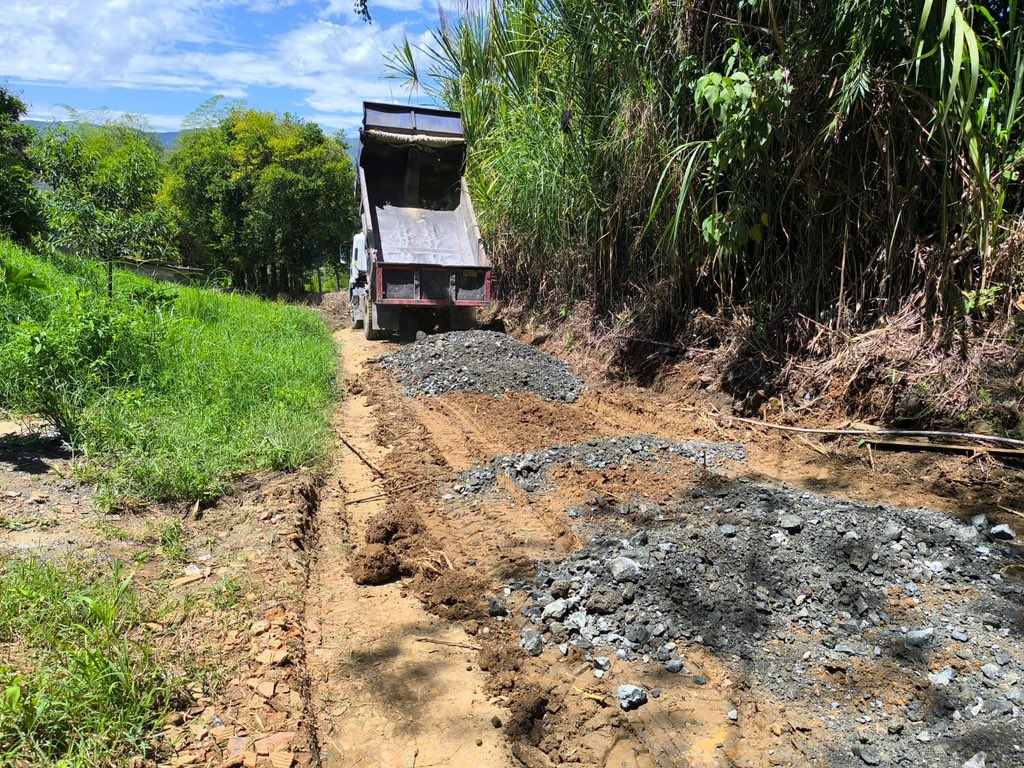 PatinoJuanD's tweet photo. Hoy nuestra maquinaria amarilla está activa por las vías del departamento:  

✅Marsella 
✅Belén
✅Apía
✅Santa Rosa 
✅Balboa 
✅Santuario

Risaralda ¡A toda máquina! https://t.co/XRklWrIdZ8