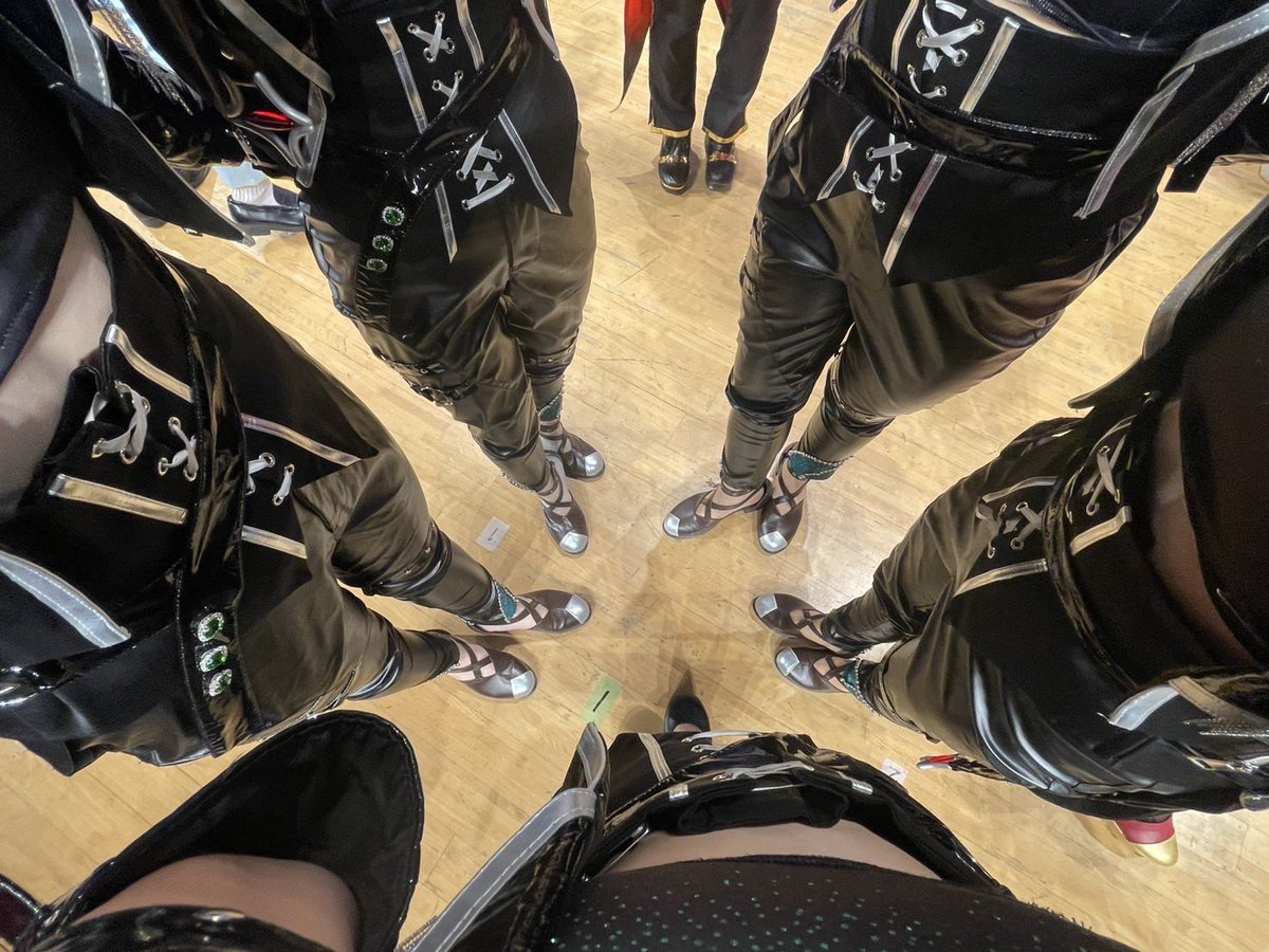 cos/enst🌟💙

本日2部EVIL FAK＋で踊ってました(^-^)/
初めてのパフォだったけど踊ってない時間もずーっと楽しかったです🥺💞

お写真や感想などありましたらDMやタグまでおまちしてます(>_<)
 #いーびるふぇいく  #コスダン