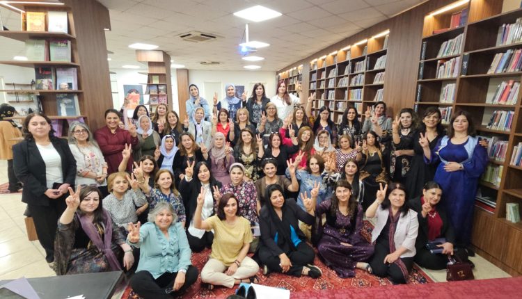 ♦️ ‘Güney Kürdistan Ulusal Kürt Kadın Birliği’ çalıştayı sona erdi

Süleymaniye’de düzenlenen ‘Güney Kürdistan Ulusal Kürt Kadın Birliği’ çalıştayı, kadın dayanışması ve barış süreci çağrılarıyla sona erdi. Kadınların özgürlük için birlik olmaları gerektiği çağrısı yapıldı.

🔑