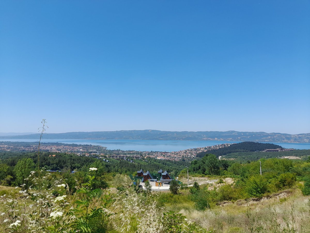 Bir yanımız Geyve ise bir yanımız da Sapanca'dır.
Hacımercan'dan Sapanca ve göl manzarası, görenler bilir, eşsizdir.
Buyrun beraber temaşa edelim.