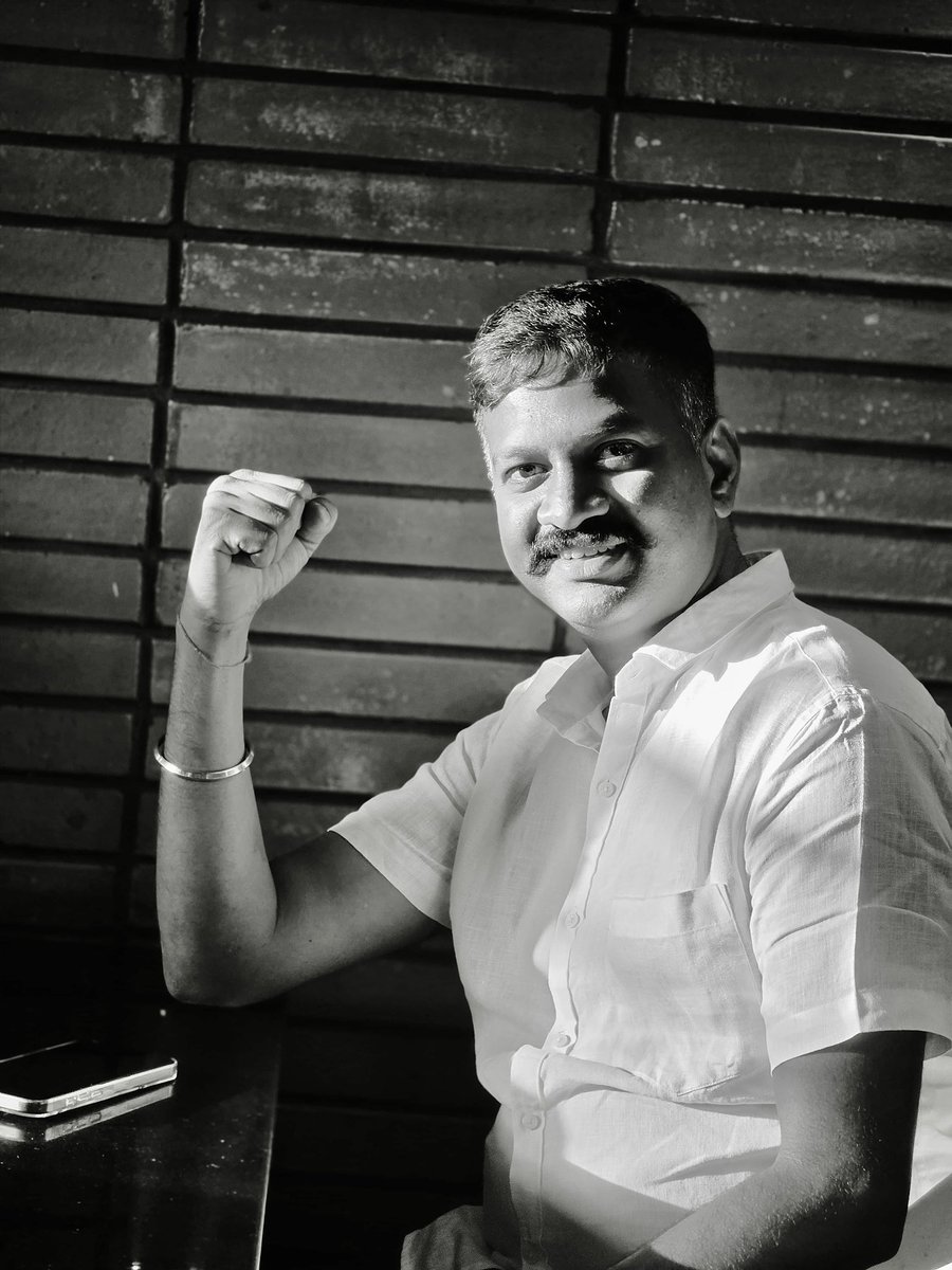 byrappa_harish's tweet image. ಯಾರೋ ಒಬ್ಬ ಸಗಣಿ ಭಕ್ತ ನನ್ನ ಅಭಿಮಾನಿಯಂತೆ...! ಕರೆ ಮಾಡಿದ್ದ.
ತೆಗೆದ ನೋಡಿ ತುತ್ತೂರಿ ,ಏನ್ ಸರ್ ಇದು ಸರ್ಕಾರ........ ಎಂದು 8 ನಿಮಿಷ ವದರಿದ .ನನ್ನ ಕೊನೆ ಉತ್ತರ ಹೀಗಿತ್ತು.
ನಮ್ಮ ರಾಜ್ಯದ ಹಸ್ತದ ✋ಮೇಲೆ ಸ್ವಲ್ಪ ಧೂಳಿದೆ. ರಕ್ತದ ಕಲೆಗಳಿಲ್ಲ ..!