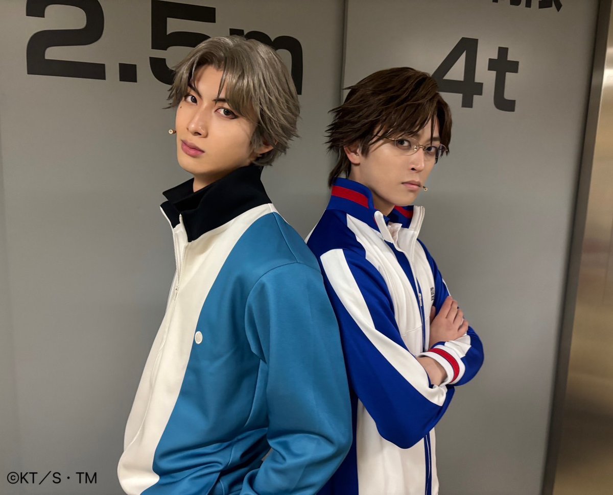 【#テニミュ 全国氷帝公演】
ついに明日開幕❄
関東大会で青学に敗北した氷帝のリマッチ…果たしてどちらが勝つのか🔥

本日は両校の部長
手塚と跡部の写真をお届けします📷

テニミュ4th全国氷帝公演、どうぞお楽しみに！👀

▼公演情報はこちら👇
tennimu.com/4th_2025hyotei/