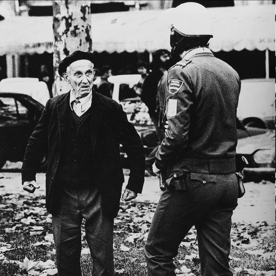 Xabi Ventura argazkilaria zendu da.
Goian Bego !!
1985ean,argazki esanguratsu hau atera zuen.
Iruñako manifa batean,
Mikel Zabalza pikoloen eskuetan "desagertuta" zegoenan,
hil arteko torturak jasotzen zituen bitartean.