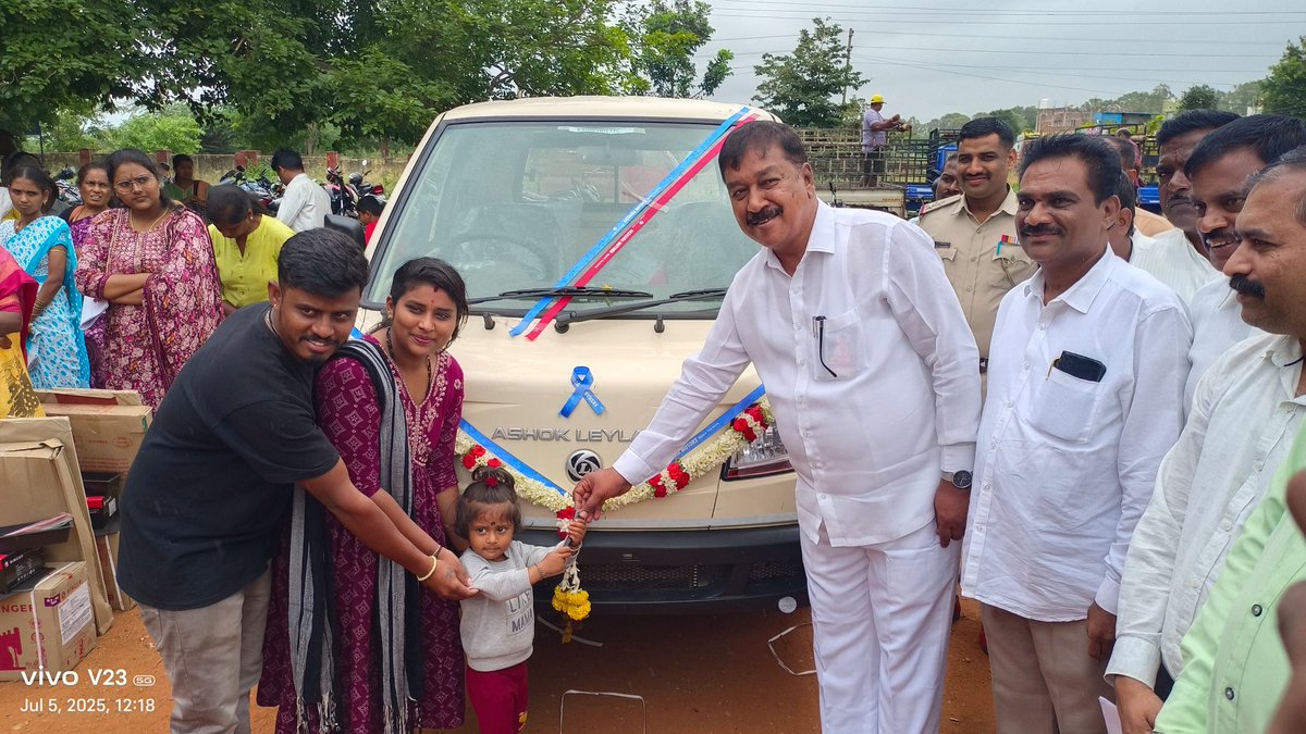 arkinc_official's tweet photo. ಸಂತೇಮರಹಳ್ಳಿ ಎಪಿಎಂಸಿ ಆವರಣದಲ್ಲಿ ಇಂದು @drbradcl ಗ್ರಾಮೀಣ ಕೈಗಾರಿಕೆ‚ ಮೀನುಗಾರಿಕೆ ಇಲಾಖೆ‚ ಅಲೆಮಾರಿ ಅರೆ ಅಲೆಮಾರಿ ನಿಗಮದ ವತಿಯಿಂದ ಅರ್ಹ ಫಲಾನುಭವಿಗಳಿಗೆ ವೈಯಕ್ತಿಕ ಸವಲತ್ತುಗಳನ್ನು ವಿತರಿಸಿದೆ.

https://t.co/d5WJfcRwAQ

#DevlopmentWork #ARKrishnamurthy #Chamarajanagara https://t.co/t8rTPHXHlG