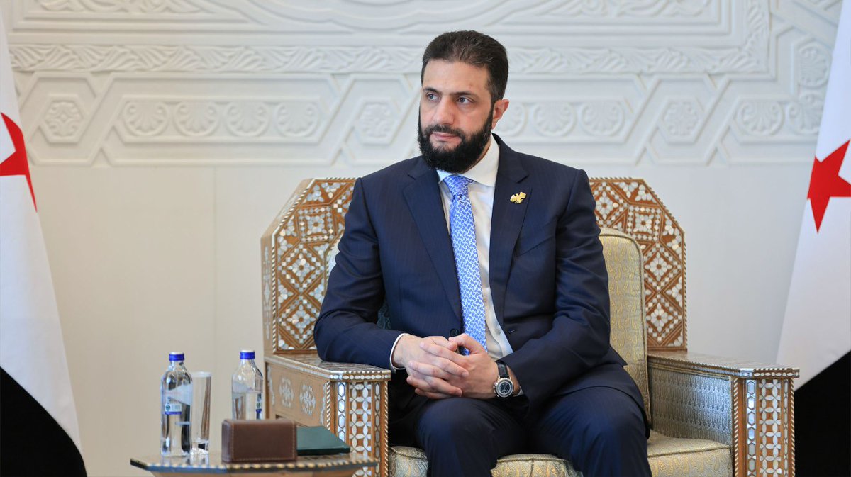 SyPresidency's tweet image. استقبل رئيس الجمهورية العربية السورية السيد أحمد الشرع في دمشق وزير خارجية المملكة المتحدة السيد ديفيد لامي، وذلك بحضور وزير الخارجية السيد أسعد الشيباني، وتناول اللقاء بحث العلاقات الثنائية بين البلدين وسبل تعزيز التعاون، إضافةً إلى التطورات الإقليمية والدولية…