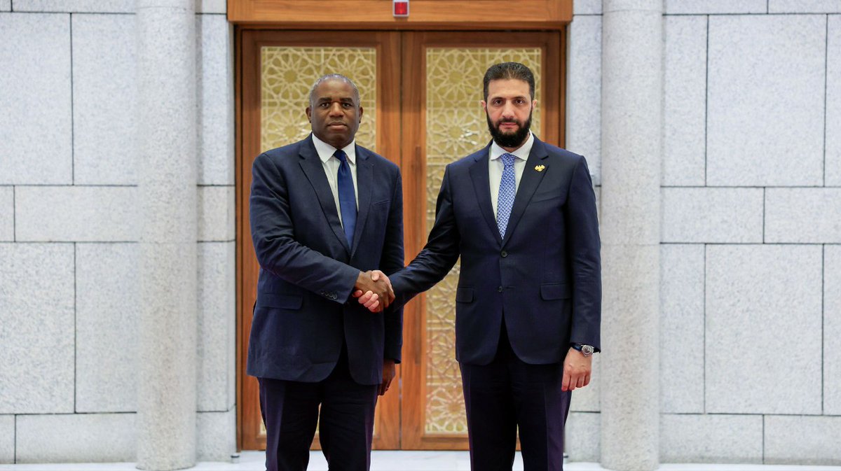 SyPresidency's tweet image. استقبل رئيس الجمهورية العربية السورية السيد أحمد الشرع في دمشق وزير خارجية المملكة المتحدة السيد ديفيد لامي، وذلك بحضور وزير الخارجية السيد أسعد الشيباني، وتناول اللقاء بحث العلاقات الثنائية بين البلدين وسبل تعزيز التعاون، إضافةً إلى التطورات الإقليمية والدولية…
