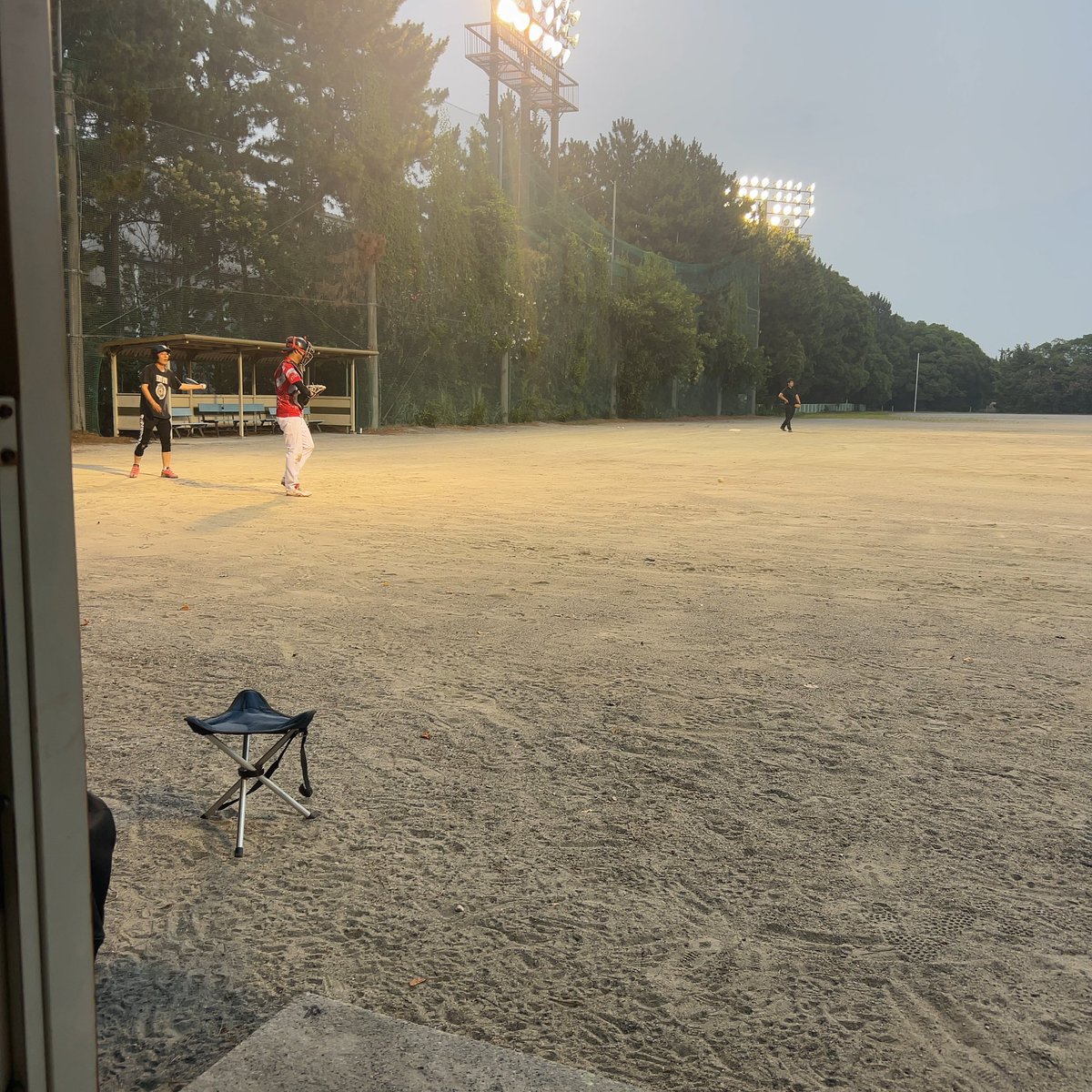 zerosta0515's tweet photo. 本日より約2ヶ月間ナイター練習が始まりました
暑い中たくさんのメンバーが来て楽しく野球
平日は嫌なことがあったりと大変ですが休みの日になれば楽しく何も忘れて白球を追いかけました
そんなこんなで新しく1名の方が無事入団してくれた
嬉しい
 #暑い
 #VOTH
 #うに濁点
 #発音しにくそう https://t.co/0CA9D1YVDL