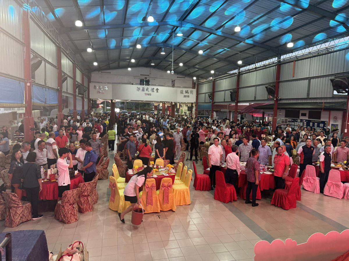 Mlm ini 5/7/25 saya hadir &amp; beri sedikit peruntukan kpd Persatuan Kaum Teck Hua #Benut &amp; #Pontian di SJKC Lok York Benut

110 meja mereka hadir, sekitar 1000 org makan malam. Ratusan ribu ringgit dikutip &amp; puluhan ribu ringgit diberi derma kpd sekolah2 Cina &amp; persatuan yg lain.