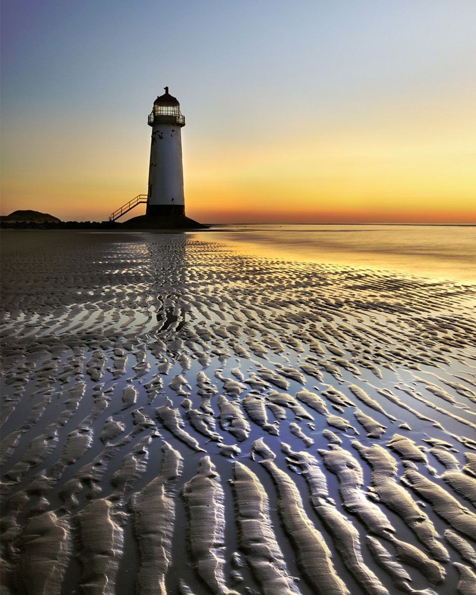 WalesCoastUK's tweet photo. “Lighthouses are not just stone, brick, metal, and glass.
There’s a human story at every lighthouse; that’s the story I want to tell.”
— Elinor DeWire
#WalesCoastPath #LlwybrArfordirCymru #VisitWales #CroesoCymru #Cymru #Wales #TalacreLighthouse #PointofAyrLighthouse https://t.co/LWDvGxFVtj