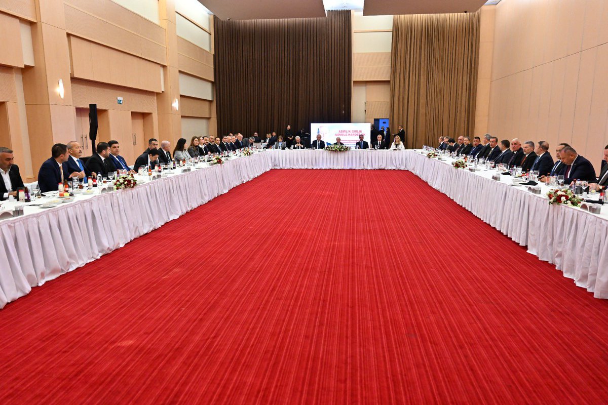 Milliyetçi Hareket Partisi Genel Başkanımız, Bilge Liderimiz Sayın Devlet Bahçeli’nin himayelerinde tertiplenen istişare yemeğinde bir araya geldik.

Liderimiz Sn. Devlet Bahçeli’yi dinlemek, yaşımız ve unvanlarımız ne olursa olsun daima onun talebesi olduğumuzu bilmek ve Gazi