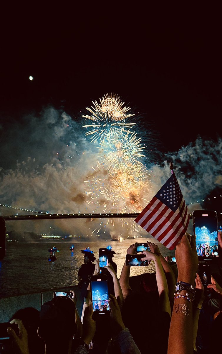 manoj_g33k's tweet image. Off the bucket list: 4th of July fireworks in New York ✅