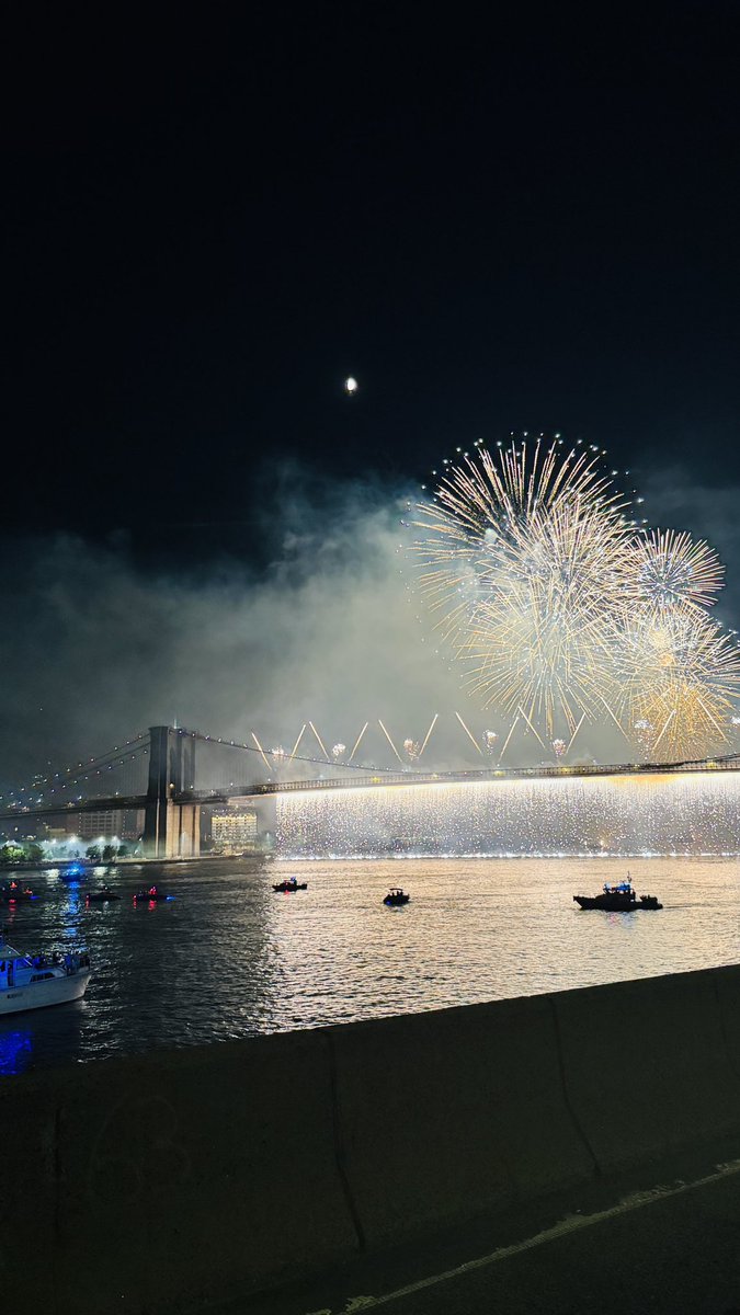 manoj_g33k's tweet image. Off the bucket list: 4th of July fireworks in New York ✅