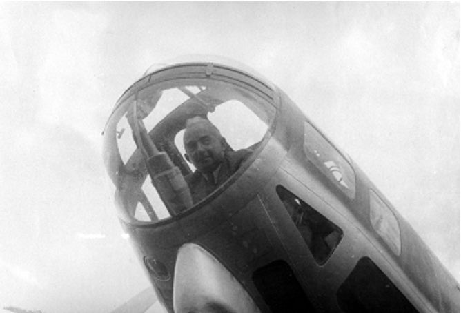 İlk kez göreceğinizi düşündüğüm bir İsmet İnönü fotoğrafı. İncelemede bulunduğu He 111 uçağının ön camında.