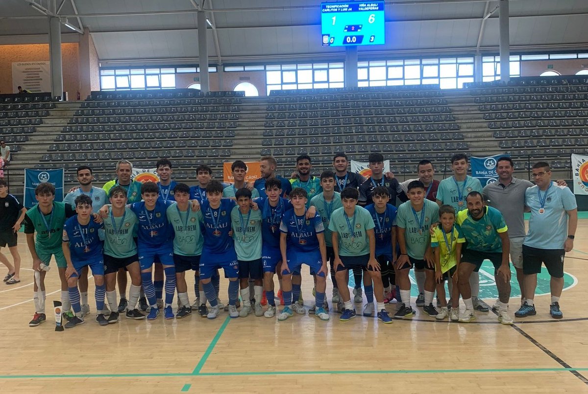 🔵 BAHÍA DE CÁDIZ FUTSAL CUP 🔵

CAMPEONEEEEES 👏👏

Nuestros Cadetes golean por 1-6 al Tecnificación Carlitos y Luis Jara (Selección de Cádiz) y se llevan por primera vez la categoría reina del Torneo Internacional en su cuarta edición.