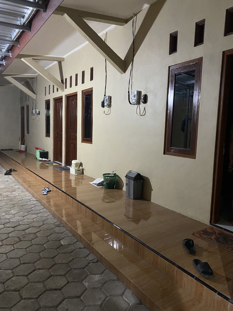 regupiket's tweet photo. MASIH READY 2 KAMAR KOS PUTRI UNNES 

Fasilitas : 
-Kamar mandi dalam
-Dapur bersama (Free)
-Kulkas &amp; Mesin cuci bersama (free)
-Parkiran luas
-Wifi
-Lokasi dekat dengan UNNES

WA : 082324220267

#unnes 
#infokos 
#zonauang https://t.co/o6bQrudY0A