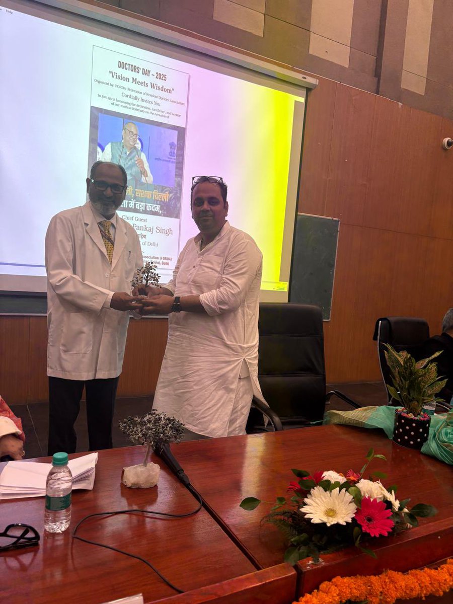 आज डॉ. बी.एस.ए. मेडिकल कॉलेज, रोहिणी, दिल्ली में आयोजित Doctors' Day – 2025 के अवसर पर “Vision Meets Wisdom” कार्यक्रम में सम्मिलित हुआ।

यह मंच हमारे समर्पित चिकित्सकों की निष्ठा, परिश्रम, और जनसेवा को सम्मानित करने का एक प्रेरणादायक अवसर था।

इस गरिमामयी आयोजन के लिए FORDA को