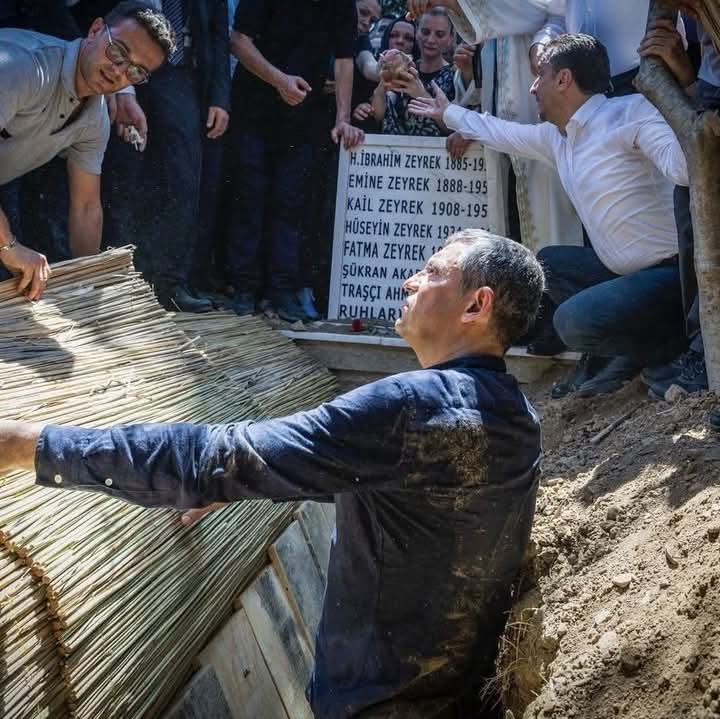 Korkmayın..!!
Böyle bir adam,
kimseyi yarı yolda bırakmaz..
Adı: Özgür 
Soyadı: Özel ✌️✊