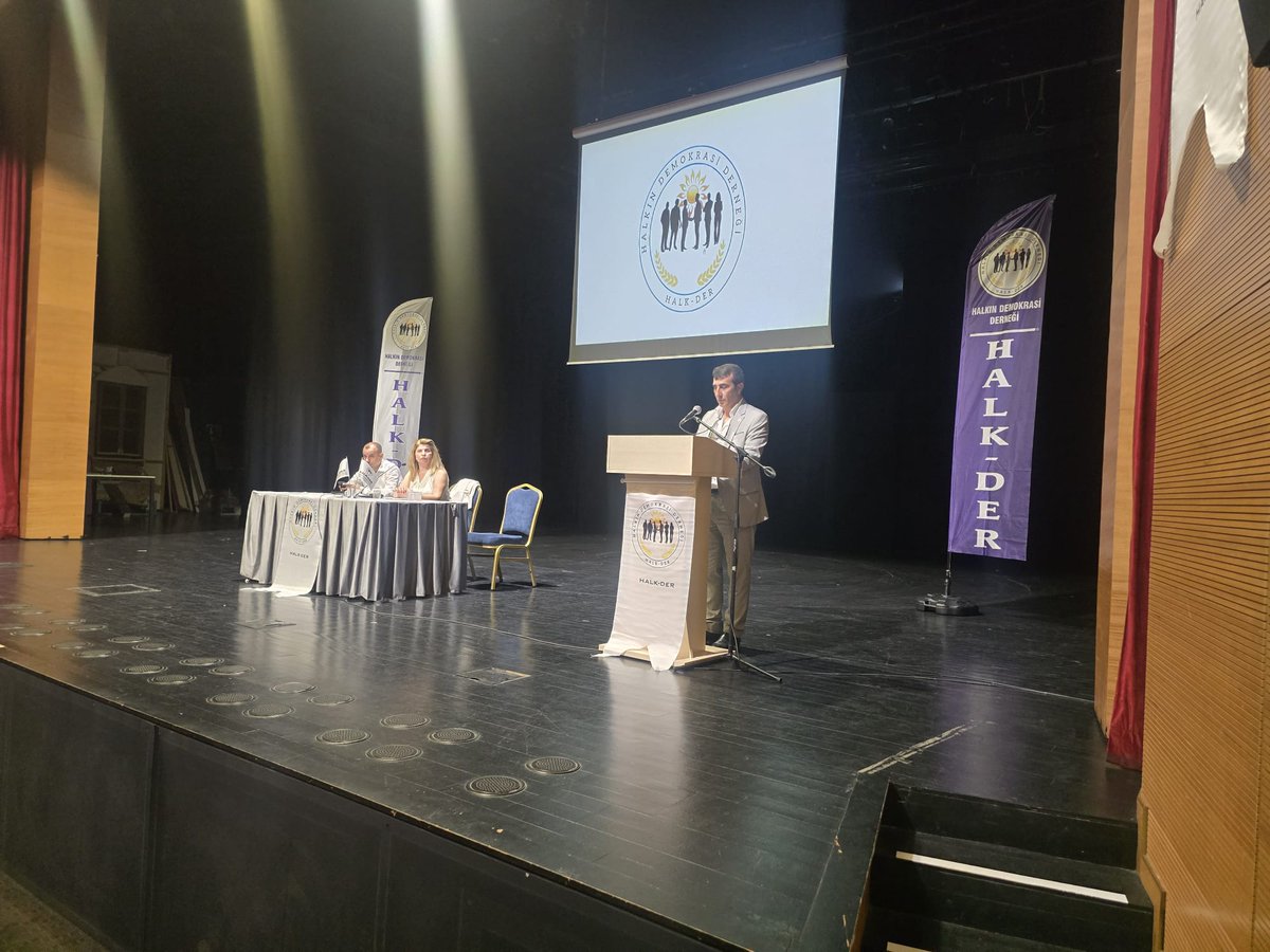 Diyarbakır da HALK-DER derneğinin düzenlemiş olduğu platformdaki katılımcılar
HALK-DER baskani syn Abdulhadi Tuğrul,CHP bağlar ilçe başkanı , prof.doktor sayın cennap ekinci,badikanlilar derneği başkanı syn savaş badikanli ve sivil toplum kuruluşları vede vatandaslar katildi
