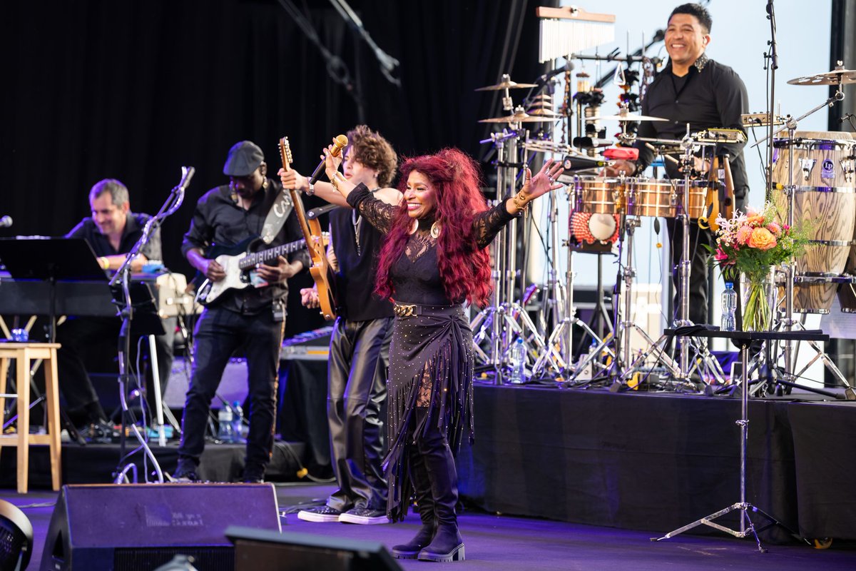 martinaglobal's tweet image. What an iconic opening night of the 59th @MontreuxJazz ! 🤩
Chaka Khan lit up the lake stage, paying tribute to Quincy Jones and celebrating over 50 years of music, joining hands with Rahsaan Patterson, Lalah Hathaway, Mica Paris, Marc Sway, and more.
Last night was a…