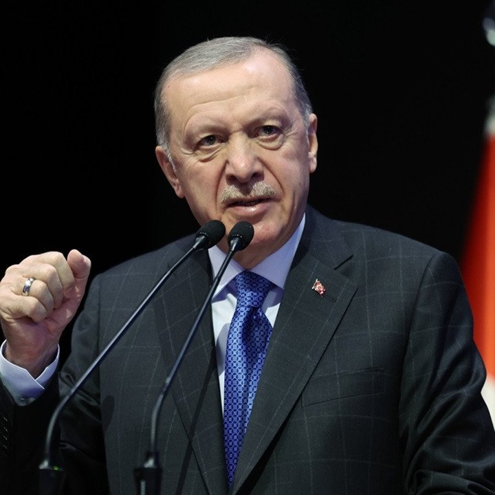 darkwebhaber's tweet photo. Özgür Özel: Senin icazetinle partinin başında oturacağıma, namusumla Silivri'de Ekrem Başkan'ın yanında yatarım. https://t.co/0ea5shSLDa
