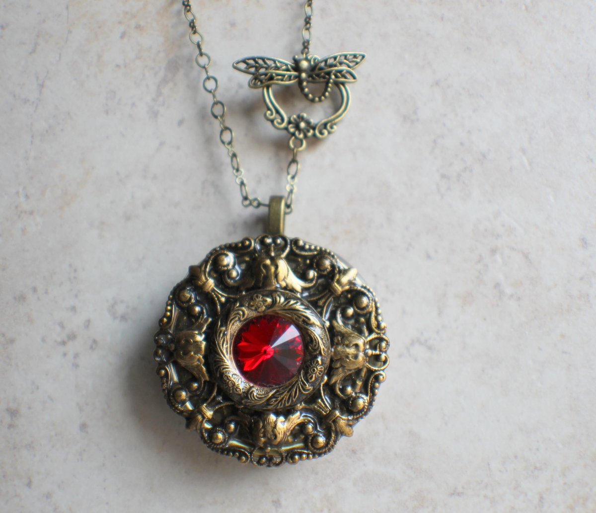 #jewelry #Giftforher Red Crystal Music Box Locket
$130.00
Get here bit.ly/3mxoCAS