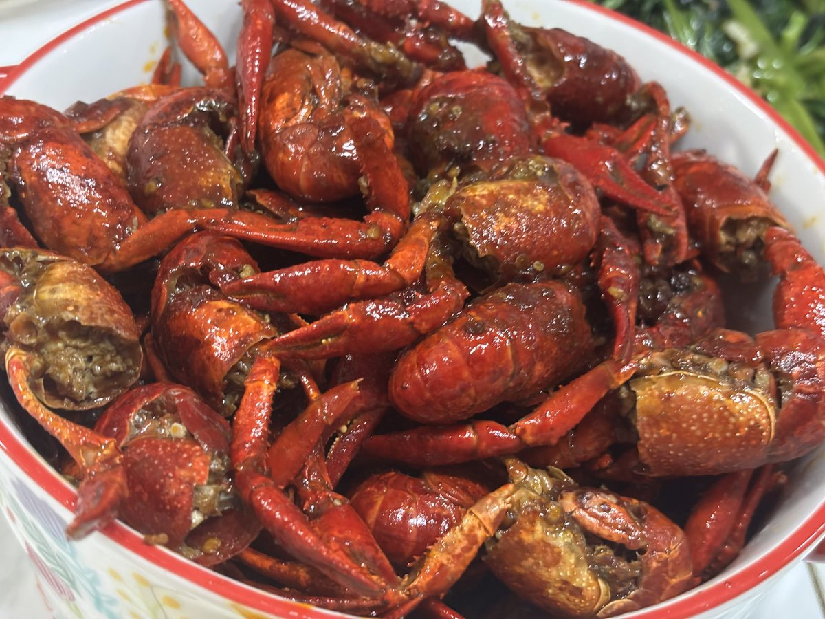 本来说好晚上在家烤牛肉，下午妈买回来几斤活蹦乱跳的小龙虾，我就挺来气，这么费劲又没人想吃这个龙虾，然后她在厨房一只一只刷完，往那一放，说你自己弄吧
也是第一次做，用掉500ml油+一瓶啤酒，炸完味道出奇地好吃，配上一大罐啤酒配一小杯威士忌，现在在抽烟，感觉嘴边油还没擦干净。带劲儿