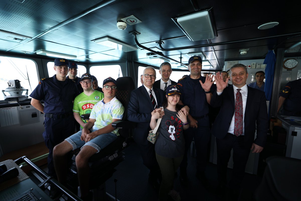 Elimi Tut Benimle Yürü 7 etkinliğimizde, Sahil Güvenlik Komutanlığı İstanbul Marmara ve Boğazlar Komutanlığı ailesi, Down sendromlu kardeşlerimize İstanbul Boğazında muhteşem bir gemi turu deneyimi yaşattılar. <a href="/sahilguvkom/">T.C. Sahil Güvenlik Komutanlığı</a> <a href="/DownTurkiye/">Türkiye Down Sendromu Derneği</a> <a href="/SaguvmarK/">Serkan TEZEL</a> @halkbank <a href="/hayatsenin/">sNa ne</a>