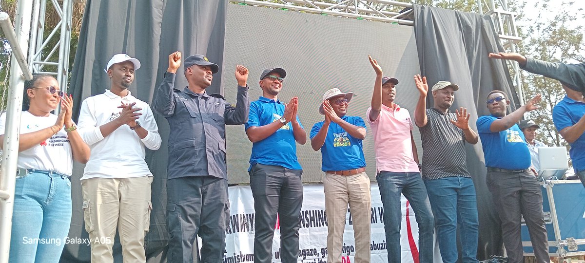 Niyonzima Jean Baptiste (@niyonzi23187525) on Twitter photo Muri akakanya muri <a href="/SectorNasho/">Nasho Sector</a> Umuyobozi w'Akarere ka kirehe <a href="/rangira/">Bruno Rangira</a> hatangije kumugaragaro ibitaramo by'umuhanzi Eric Senderi hizihiza imyaka 20 amaze akora umuziki aho azazenguruka mugihugu wose ashima imana <a href="/KireheDistrict/">Kirehe District</a> Muri akakanya muri <a href="/SectorNasho/">Nasho Sector</a> Umuyobozi w'Akarere ka kirehe <a href="/rangira/">Bruno Rangira</a> hatangije kumugaragaro ibitaramo by'umuhanzi Eric Senderi hizihiza imyaka 20 amaze akora umuziki aho azazenguruka mugihugu wose ashima imana <a href="/KireheDistrict/">Kirehe District</a>