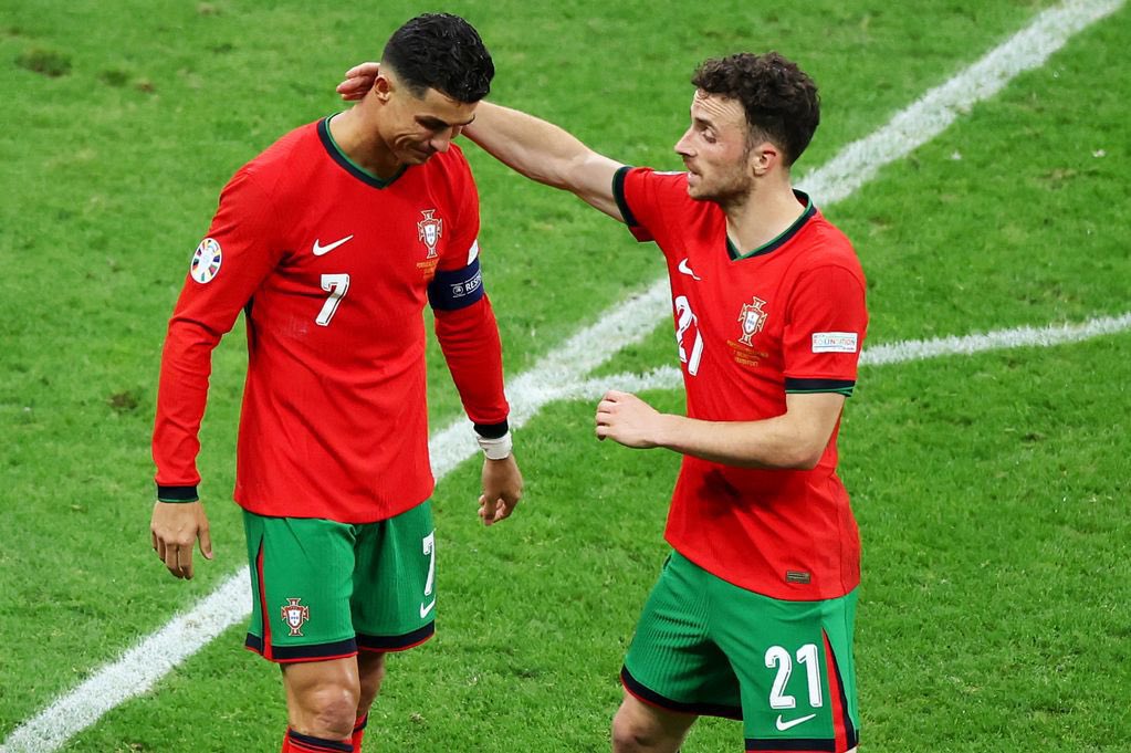 Cristiano Ronaldo decidiu não comparecer ao funeral de Jota por medo de que isso pudesse perturbar o clima. Ele consolou a família em particular.

🗞️ The Mirror