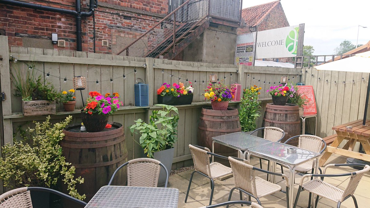 norfolknog1's tweet photo. Excellent selection in @BaldricsC this afternoon - #Spitfire, #Stancil @AbbeydaleBeers @rudgatebrewery #Bruha @HarrogateBrewCo cracking floral display from Inga too!! 👍 @HullCAMRA https://t.co/9MADXA0Byh