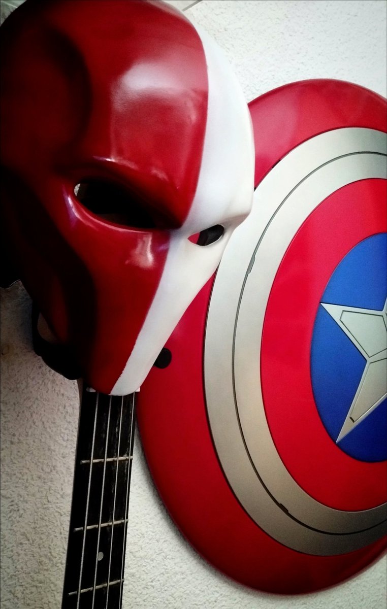 Máscara improvisada que combina  con el Escudo