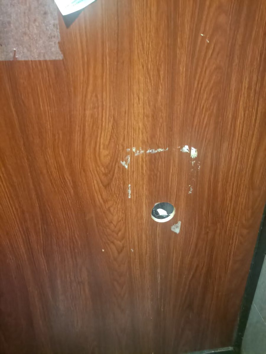 吉满家鸟洞门都没了～～

现在他们觉得直接把门拆了最省事我发现～～～

但洞还在的。