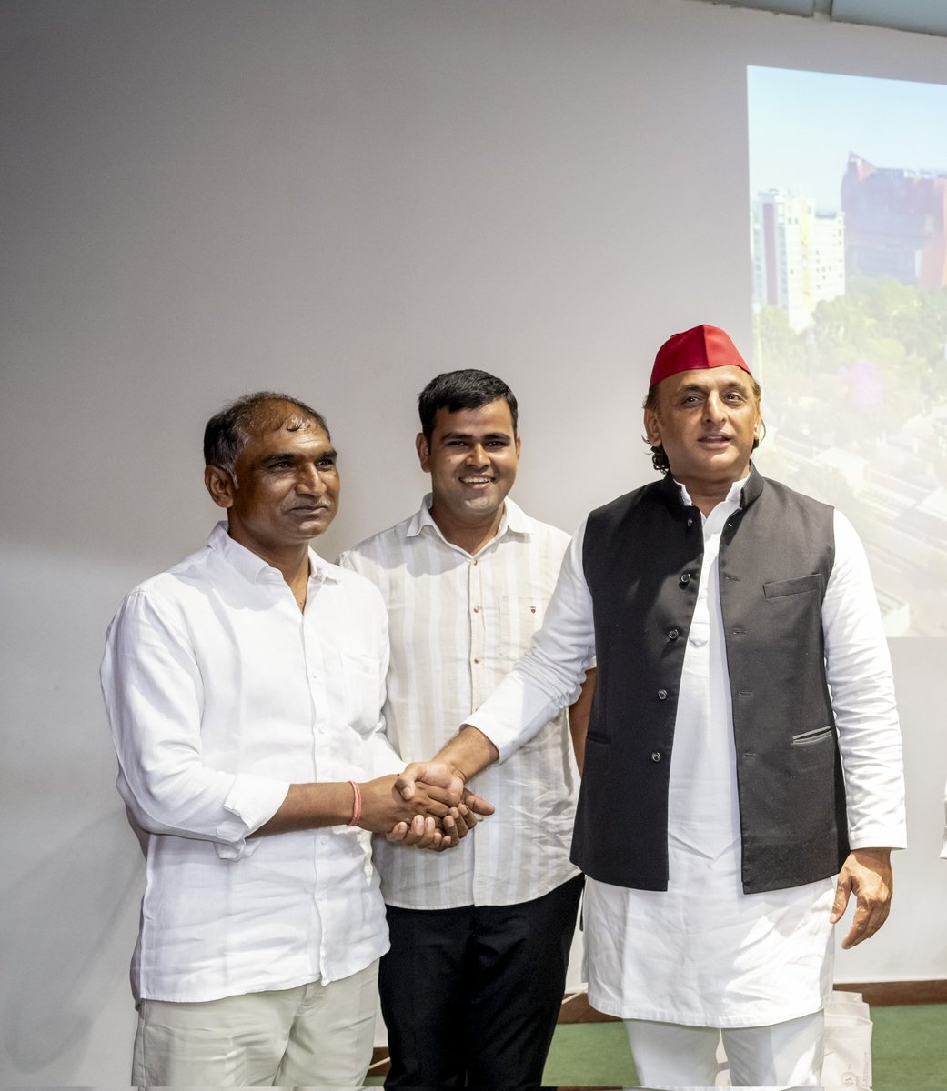 AnujYad59395943's tweet image. पीडीए के महानायक उत्तर प्रदेश के पूर्व मुख्यमंत्री हमारे भैया राष्ट्रीय अध्यक्ष श्री अखिलेश यादव जी से प्रदेश कार्यालय में आवश्यक कार्य हेतु मुलाकात कर स्नेह व आशीर्वाद प्राप्त हुआ।
🙏🙏❤️❤️
@pathakalok68 @yadavakhilesh @Manoj_Yadav_ @Abhisheknews24 @Pankaja2y