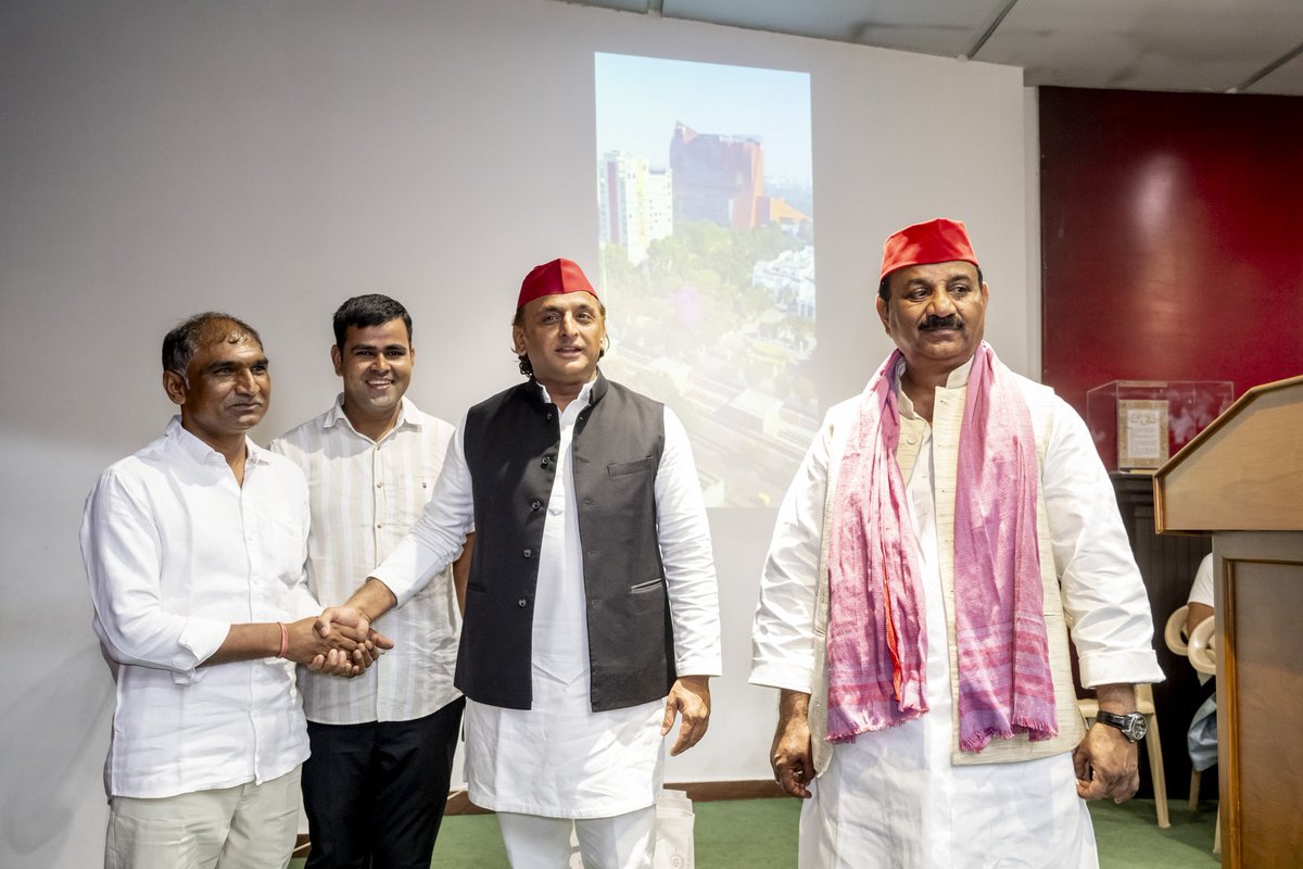 AnujYad59395943's tweet image. पीडीए के महानायक उत्तर प्रदेश के पूर्व मुख्यमंत्री हमारे भैया राष्ट्रीय अध्यक्ष श्री अखिलेश यादव जी से प्रदेश कार्यालय में आवश्यक कार्य हेतु मुलाकात कर स्नेह व आशीर्वाद प्राप्त हुआ।
🙏🙏❤️❤️
@pathakalok68 @yadavakhilesh @Manoj_Yadav_ @Abhisheknews24 @Pankaja2y