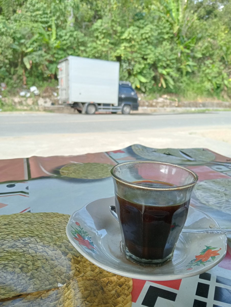 Kadang seperti sedang berperan dalam pertunjukan sirkus.
Tegang berjibaku demi satu aksi yang sempurna.
Imbalannya, sudah seharusnya yg sepantasnya.

Mari Ngopi !/?
🙏☕🚬👍💪