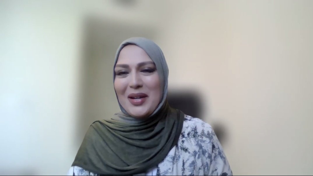 Happening now #Fashion with <a href="/RabiaZargarpur/">I AM RABIA Z.</a> #Emirates - she is sharing her inspiring experience as a fashionist #ModestFashion #SustainableStyle 
#WomenInBusiness #EthicalFashion  <a href="/QaisraShahraz/">Qaisra Shahraz MBE JP</a>
 <a href="/womeninfashionw/">Women-in Fashion World</a> <a href="/EmiratefashionW/">EmiratesFashionWeek</a>
