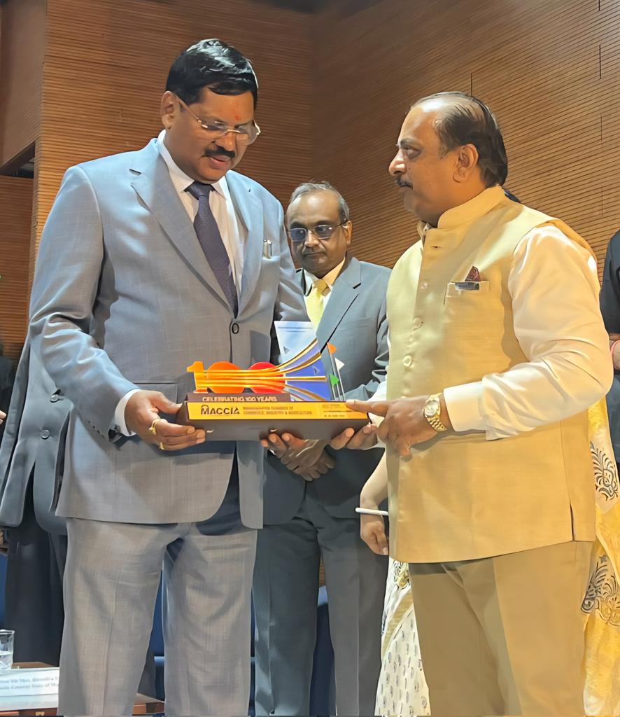 Gandhi_Lalit_'s tweet photo. *कोल्हापूर खंडपीठाच्या मागणीला सरन्यायाधीश भूषण गवई यांचा सकारात्मक पाठिंबा: ललित गांधी*

महाराष्ट्र चेंबर ऑफ कॉमर्स, इंडस्ट्री आणि अ‍ॅग्रिकल्चर — राज्यातील चार दशलक्ष उद्योग आणि व्यापाऱ्यांचे प्रतिनिधित्व करणारी शतकोत्तर संस्था — यांच्या वतीने अध्यक्ष ललित गांधी यांनी भारताचे सर्वोच्च न्यायालयाचे सरन्यायाधीश न्या. भूषण रामकृष्ण गवई यांची गव्हर्नमेंट लॉ कॉलेज, मुंबई येथे सदिच्छा भेट घेतली.

या भेटीदरम्यान, ललित गांधी यांनी कोल्हापूर खंडपीठाच्या स्थापनेसाठी औपचारिक मागणीपत्र सरन्यायाधीशांच्या हातात सुपूर्त केले.

यावर न्या. गवई यांनी स्पष्टपणे सांगितले:

> "मी गेली पाच वर्षे कोल्हापूर खंडपीठाच्या बाजूने आहे."

या स्पष्ट विधानाने कोल्हापूर व संपूर्ण पश्चिम महाराष्ट्रातील जनतेच्या न्यायाच्या अपेक्षांना अधिक बळ प्राप्त झाले आहे.

या प्रसंगी ललित गांधी यांनी सरन्यायाधीशांना महाराष्ट्र चेंबर ऑफ कॉमर्स च्या शताब्दी वर्षानिमित्त आयोजित ५२व्या शेठ वालचंद स्मृती व्याख्यानासाठी आमंत्रण दिले. त्यांना महाराष्ट्र चेंबर ऑफ कॉमर्स च्या शतक महोत्सवाचे विशेष स्मृतिचिन्ह देऊन गौरविण्यात आले.

या कार्यक्रमास मुंबई उच्च न्यायालयाचे मुख्य न्यायमूर्ती आलोक आराध्ये, न्यायमूर्ती मनीष पितळे, महाराष्ट्रचे महाधिवक्ता  वीरेंद्र सराफ, लॉ कॉलेजच्या प्राचार्या डॉ. अस्मिता वैद्य, हर्ष सकलेचा आणि इतर मान्यवर उपस्थित होते.

महाराष्ट्र चेंबर ऑफ कॉमर्स ने कोल्हापूर खंडपीठाच्या न्याय्य मागणीसाठी असलेला आपला पाठिंबा पुन्हा एकदा स्पष्ट केला असून सर्व संबंधित घटकांनी एकत्र येऊन या चळवळीला बळ द्यावे, असे आवाहन करण्यात आले.

छायाचित्र वर्णन:  सरन्यायाधीश श्री. भूषण गवई यांना कोल्हापूर खंडपीठासाठी निवेदन सुपूर्त करताना ललित गांधी.
