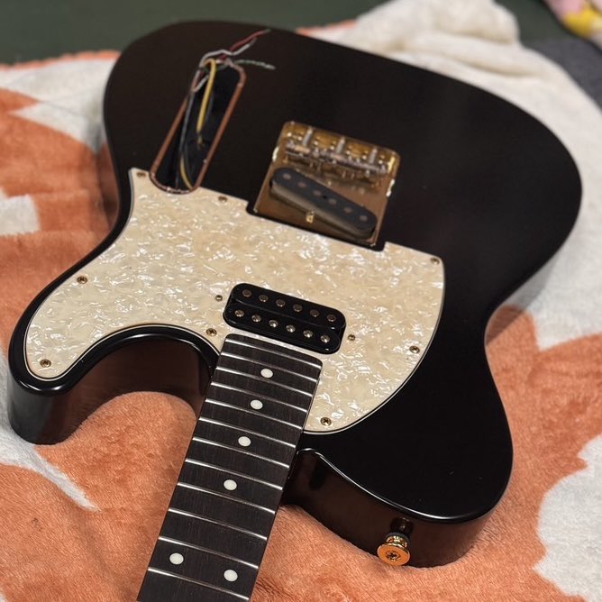 Fine TLとしては初めてのレリックブラックカラー
完成前ですがもうかっこよさが溢れ出ています
フロントのオープンハム＋ゴールドボールピースのPUがまた良いアクセントとなっています