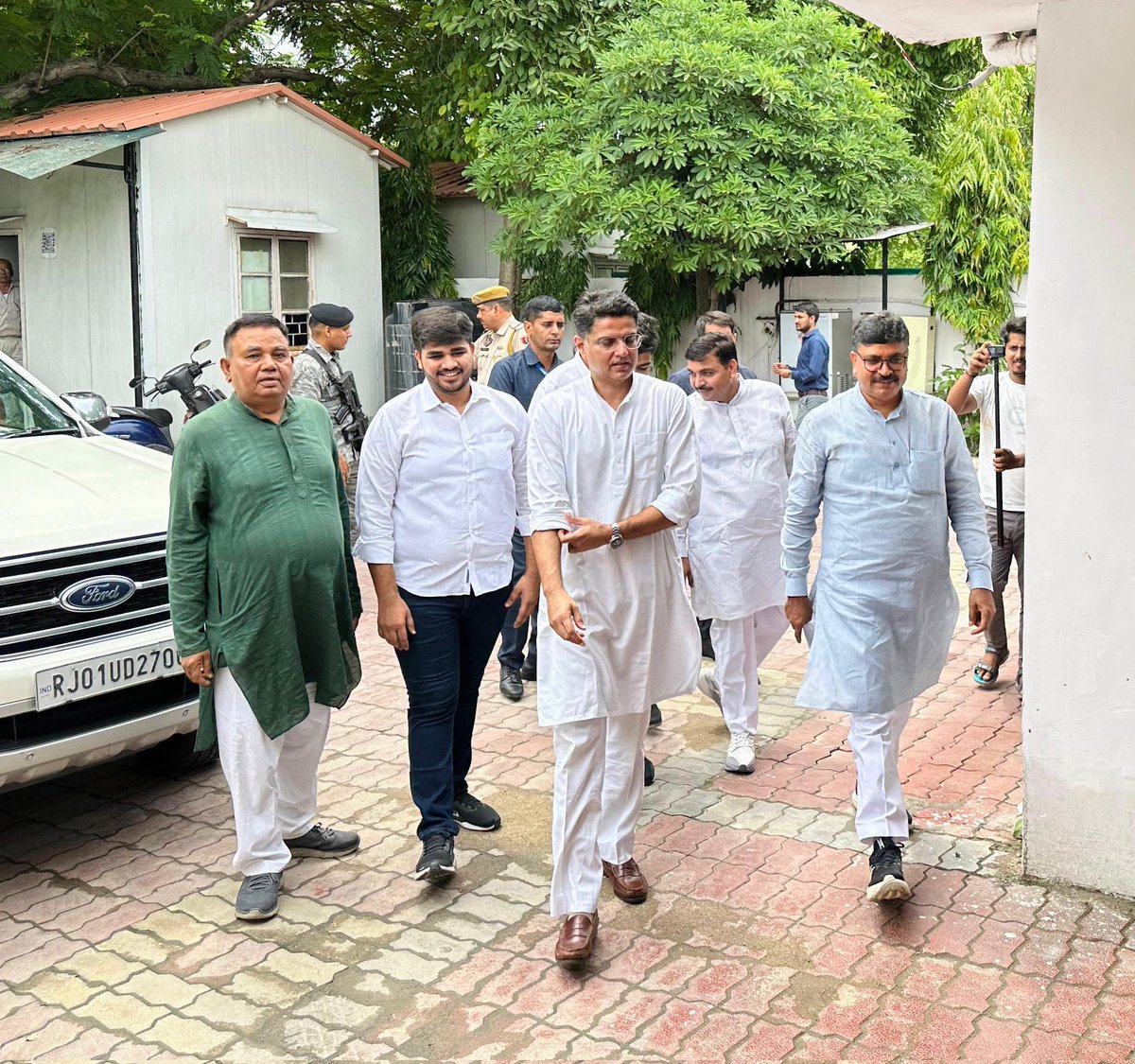 Tika Ram Jully (@tikaramjullyinc) on Twitter photo कांग्रेस के राष्ट्रीय महासचिव आदरणीय श्री सचिन पायलट जी आज जयपुर आवास पधारकर बिटिया को सगाई कार्यक्रम का शुभ आशीष दिया और परिवारजनों से मुलाकात की, आभार🙏 <a href="/SachinPilot/">Sachin Pilot</a> कांग्रेस के राष्ट्रीय महासचिव आदरणीय श्री सचिन पायलट जी आज जयपुर आवास पधारकर बिटिया को सगाई कार्यक्रम का शुभ आशीष दिया और परिवारजनों से मुलाकात की, आभार🙏 <a href="/SachinPilot/">Sachin Pilot</a>